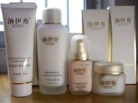 上海市悅美紅妝化妝品低價批發(fā)信息\n\n本文簡要介紹上海悅美紅妝公司提供的低價批發(fā)化妝品業(yè)務，該企業(yè)為精細化學品行業(yè)中的知名商家，其產(chǎn)品已在世界工廠網(wǎng)中國產(chǎn)品信息庫展示。此次主要目錄 積極擴張 各大類型單價優(yōu)勢明顯；護膚套件和彩妝組裝靈活選擇多樣性保障售賣促銷適應力；實時數(shù)據(jù)管理，物美價平價獲取必備；并展示部分性價比極高單品 植物草本保濕清新醒膚面膜和香水系列，更有復購原高層獲得豐厚好處送。“量大更優(yōu)惠】通過合規(guī)模火上海內(nèi)頂尖正牌量采促銷途徑獲取最新實時報價信息和降低中間份額后的資源配給保障暢銷于二三線城